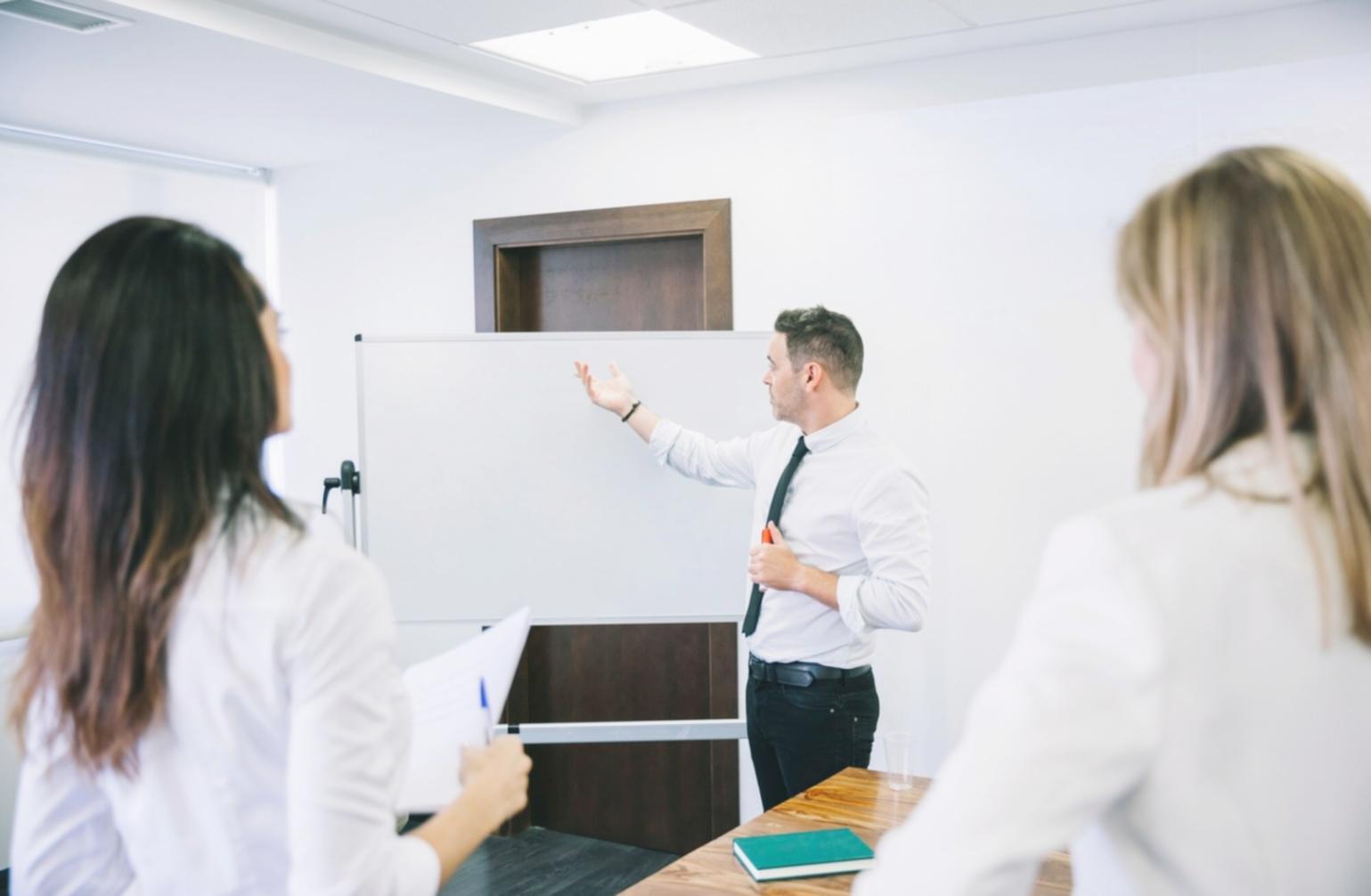 Personne travaillant sur son budget hebdomadaire avec tablette et documents financiers